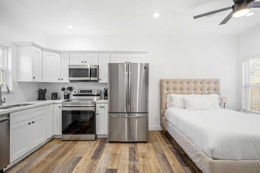 3rd Ward Guesthouse QUEEN Bed 4KTV Kitchen Houston Vrbo