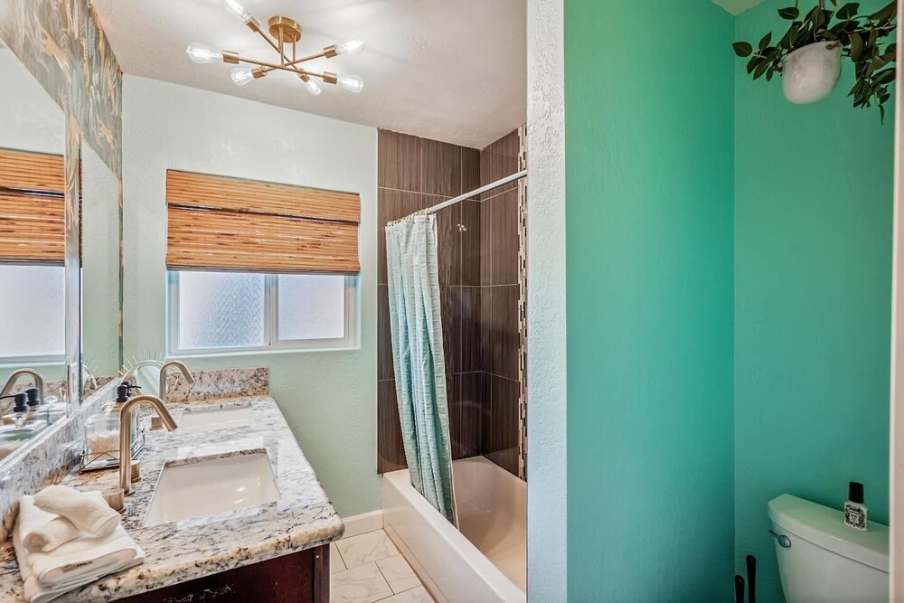 TropicanaCabana -HeatedPool- TikiBar-Gym