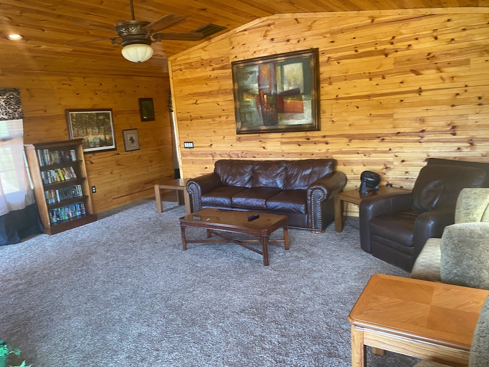 Blue clouds Ozarks Resort - The Lodge