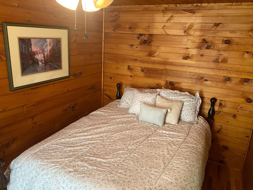 Blue Clouds Ozarks Resort - The Log Cabin/ Honeymoon Suite