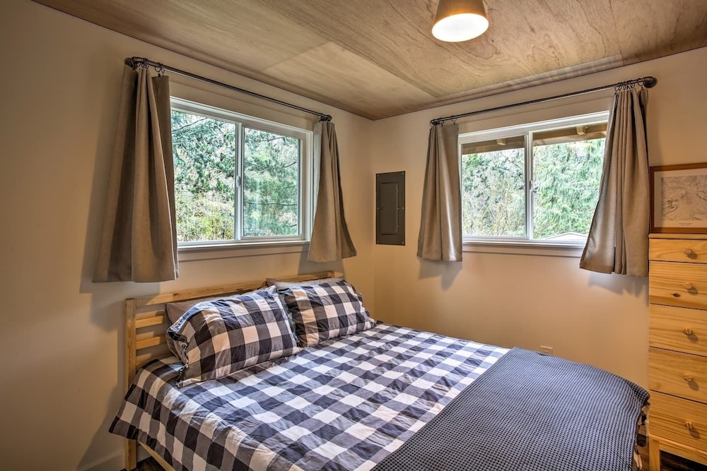 Riverfront 'South Fork Cabin' close to Stevens Pass, dog friendly