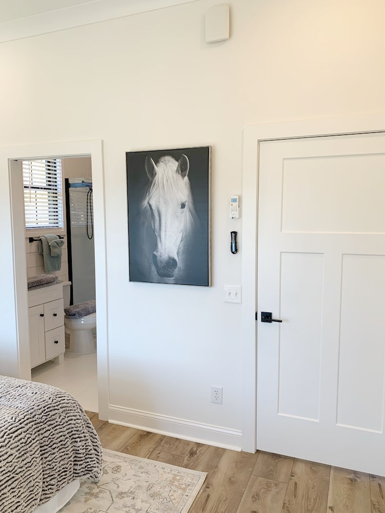 Hi End Cottage Sleeps 3. less than 1 mi. from South Holston Lake