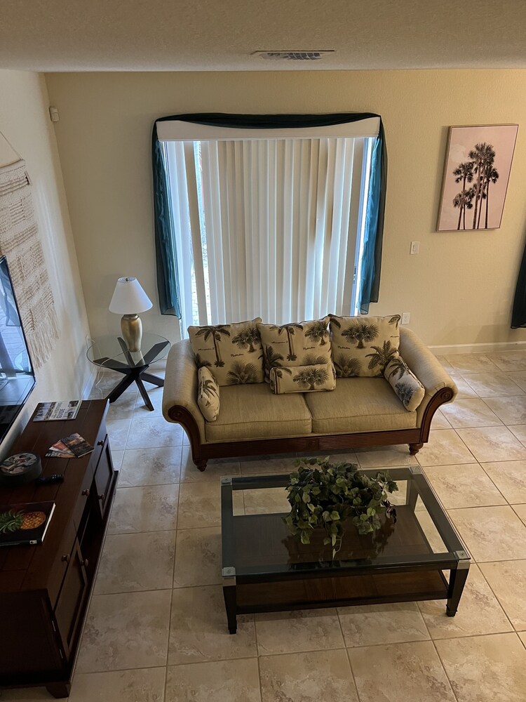 15 min away from Miami Zoo! Family sized townhome with outdoor patio.