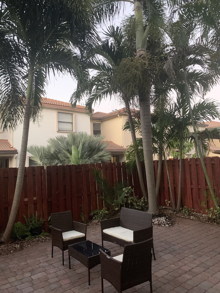 15 min away from Miami Zoo! Family sized townhome with outdoor patio.