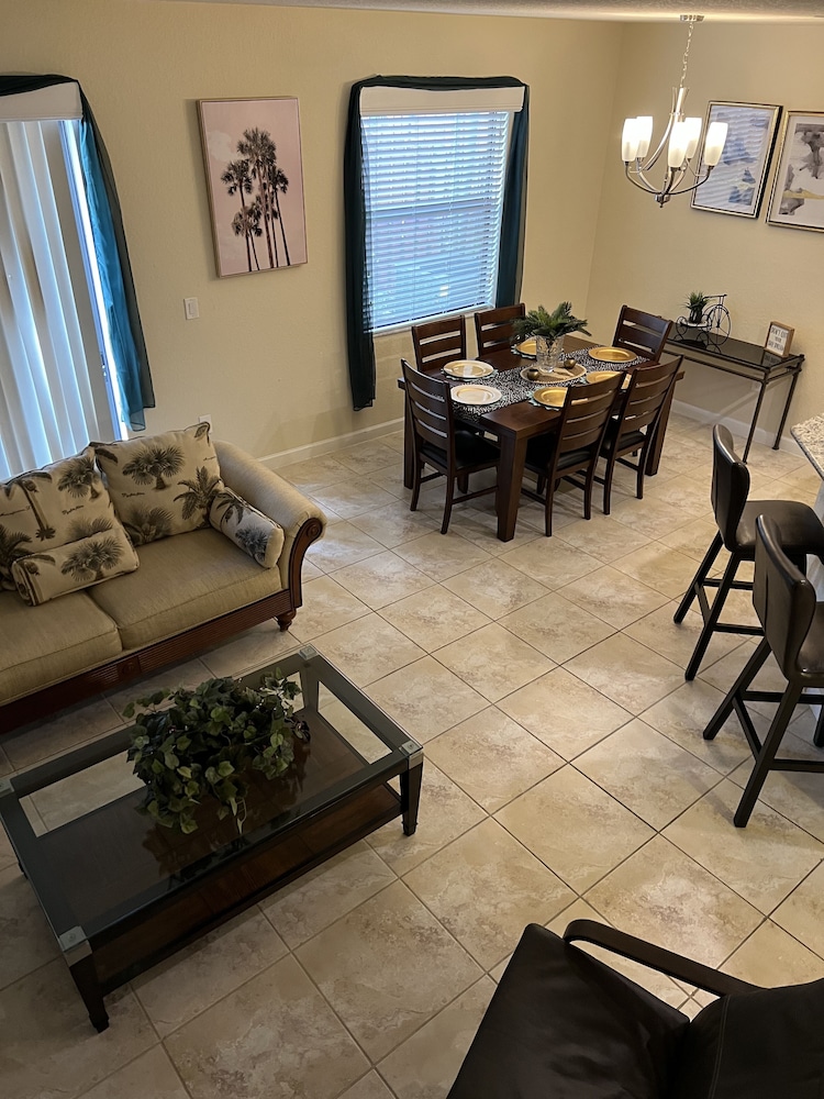 15 min away from Miami Zoo! Family sized townhome with outdoor patio.