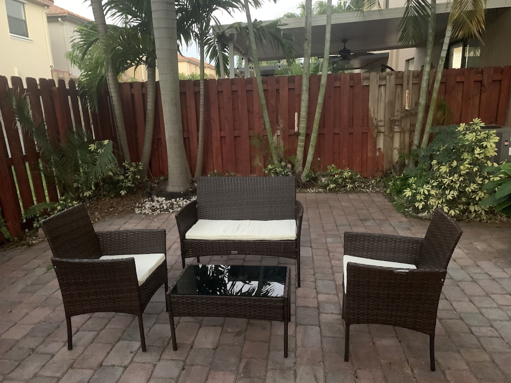 15 min away from Miami Zoo! Family sized townhome with outdoor patio.