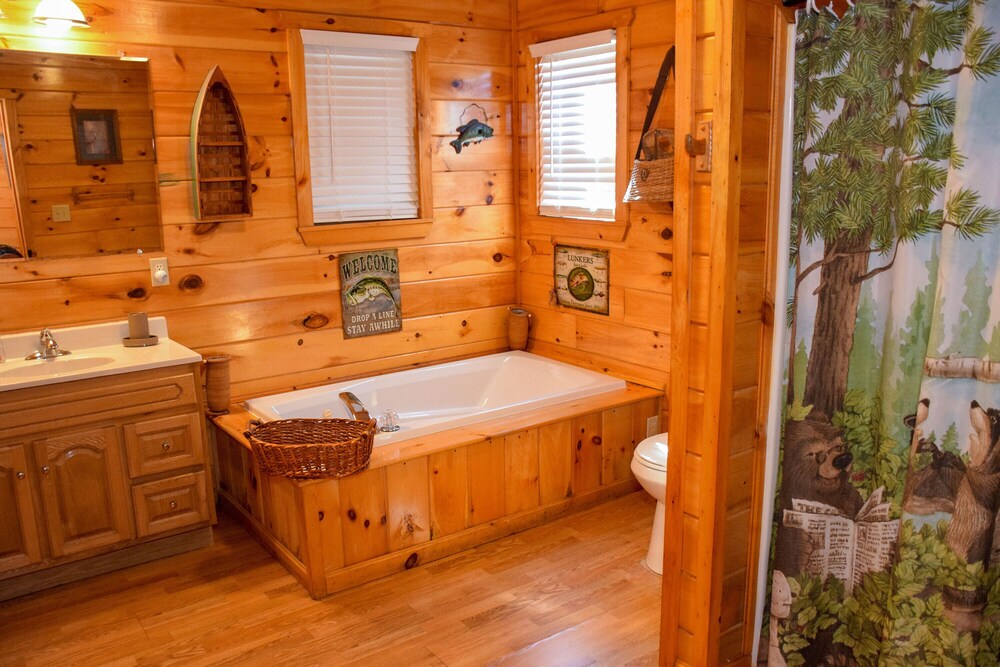 Quiet Harmony - 2BR/2BA In The Heart of Wears Valley, Walking Distance to Fishing Pond & Picnic Area