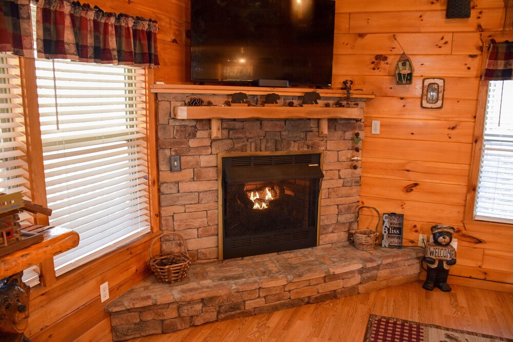 Quiet Harmony - 2BR/2BA In The Heart of Wears Valley, Walking Distance to Fishing Pond & Picnic Area