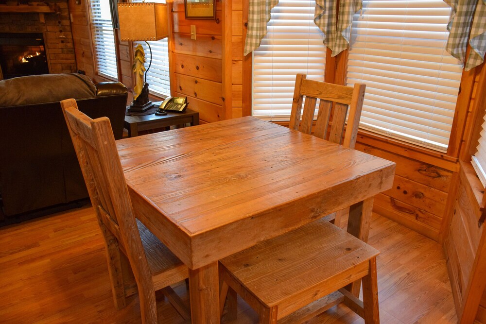 Quiet Harmony - 2BR/2BA In The Heart of Wears Valley, Walking Distance to Fishing Pond & Picnic Area