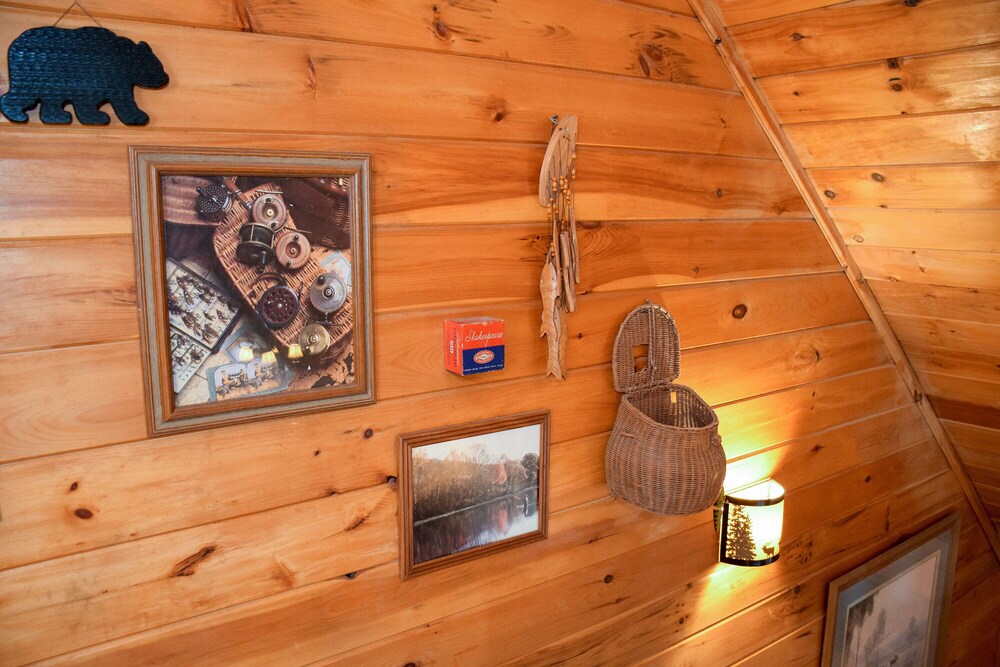 Quiet Harmony - 2BR/2BA In The Heart of Wears Valley, Walking Distance to Fishing Pond & Picnic Area