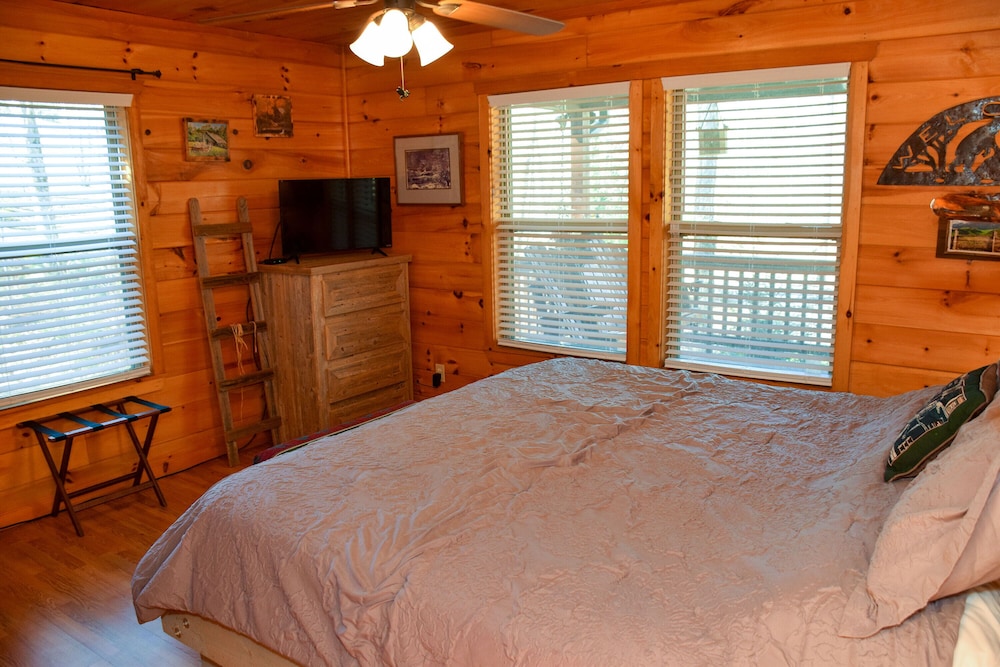 Quiet Harmony - 2BR/2BA In The Heart of Wears Valley, Walking Distance to Fishing Pond & Picnic Area