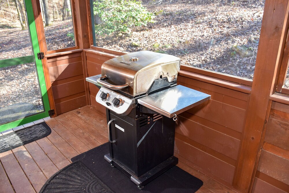 Quiet Harmony - 2BR/2BA In The Heart of Wears Valley, Walking Distance to Fishing Pond & Picnic Area