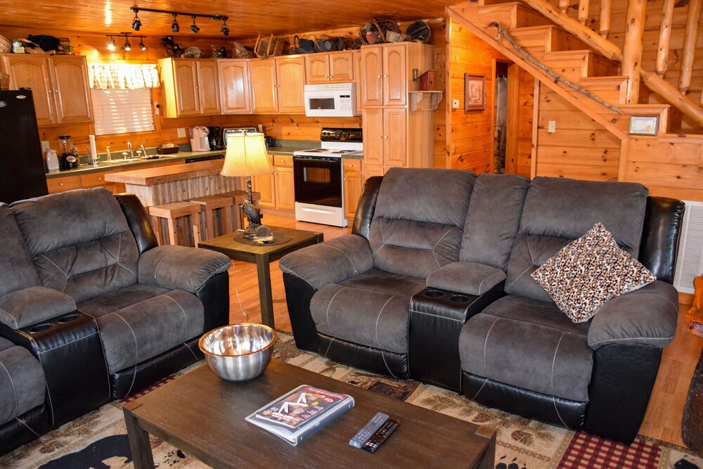 Quiet Harmony - 2BR/2BA In The Heart of Wears Valley, Walking Distance to Fishing Pond & Picnic Area