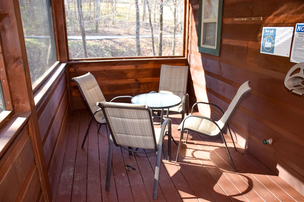 Quiet Harmony - 2BR/2BA In The Heart of Wears Valley, Walking Distance to Fishing Pond & Picnic Area