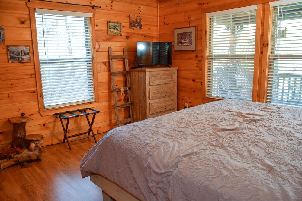 Quiet Harmony - 2BR/2BA In The Heart of Wears Valley, Walking Distance to Fishing Pond & Picnic Area