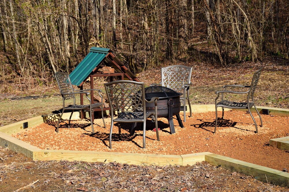 Quiet Harmony - 2BR/2BA In The Heart of Wears Valley, Walking Distance to Fishing Pond & Picnic Area