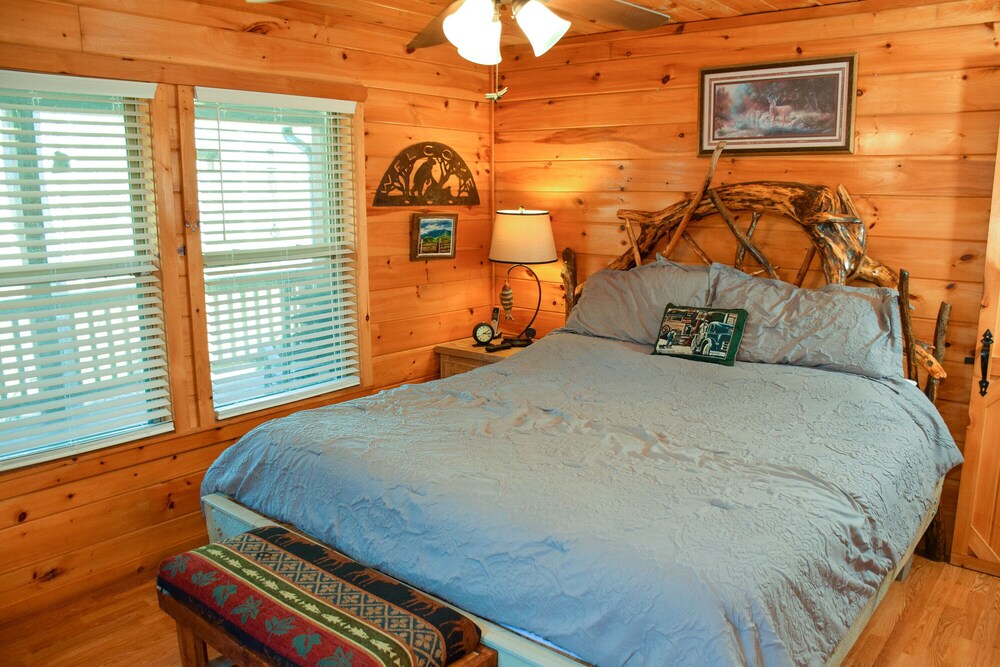 Quiet Harmony - 2BR/2BA In The Heart of Wears Valley, Walking Distance to Fishing Pond & Picnic Area