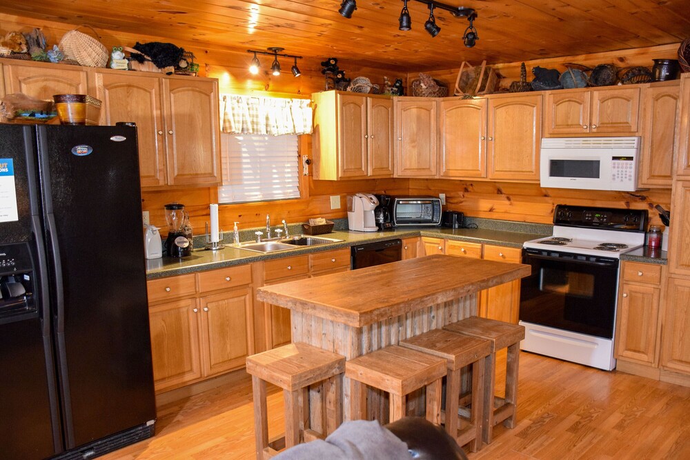 Quiet Harmony - 2BR/2BA In The Heart of Wears Valley, Walking Distance to Fishing Pond & Picnic Area