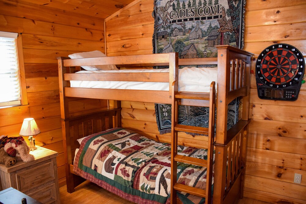 Quiet Harmony - 2BR/2BA In The Heart of Wears Valley, Walking Distance to Fishing Pond & Picnic Area