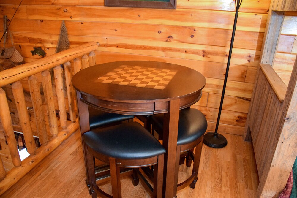 Quiet Harmony - 2BR/2BA In The Heart of Wears Valley, Walking Distance to Fishing Pond & Picnic Area