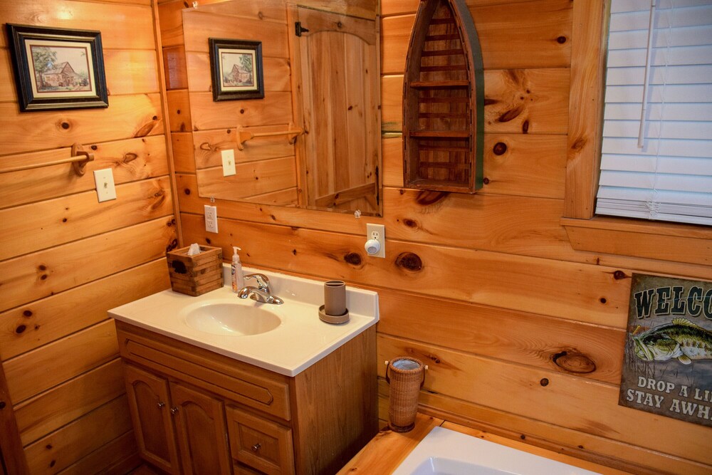 Quiet Harmony - 2BR/2BA In The Heart of Wears Valley, Walking Distance to Fishing Pond & Picnic Area