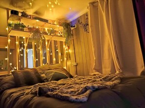 Room, Ensuite (Suite Stockholm) | 1 bedroom, desk, free WiFi, bed sheets