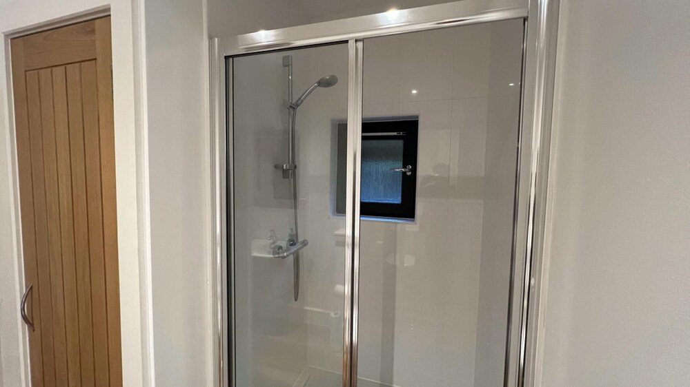 NEW 1BD Contemporary Home Upper Dunblane