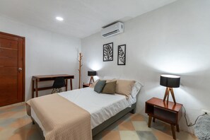 Deluxe Room, 1 Queen Bed, Non Smoking, Private Bathroom | Hypo-allergenic bedding, free WiFi, bed sheets