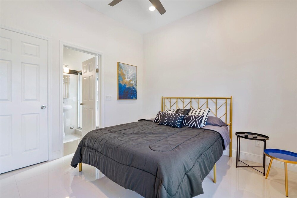 Beautiful House with the heated pool in Wilton Manors. Wilton Manors