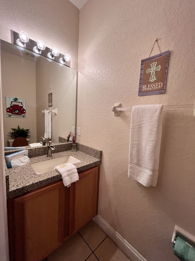 Gorgeous huge townhouse in resort , minutes from all amusement parks.