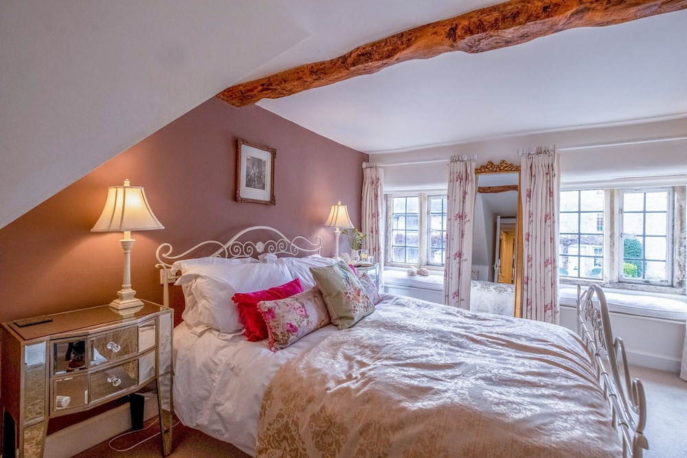 Two dog friendly holiday cottages in the Cotswolds with garden Bag