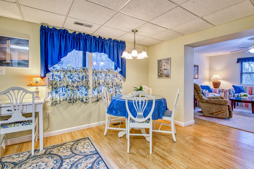 Lowerlevel lake retreat with mountain views, pool, central AC, deck