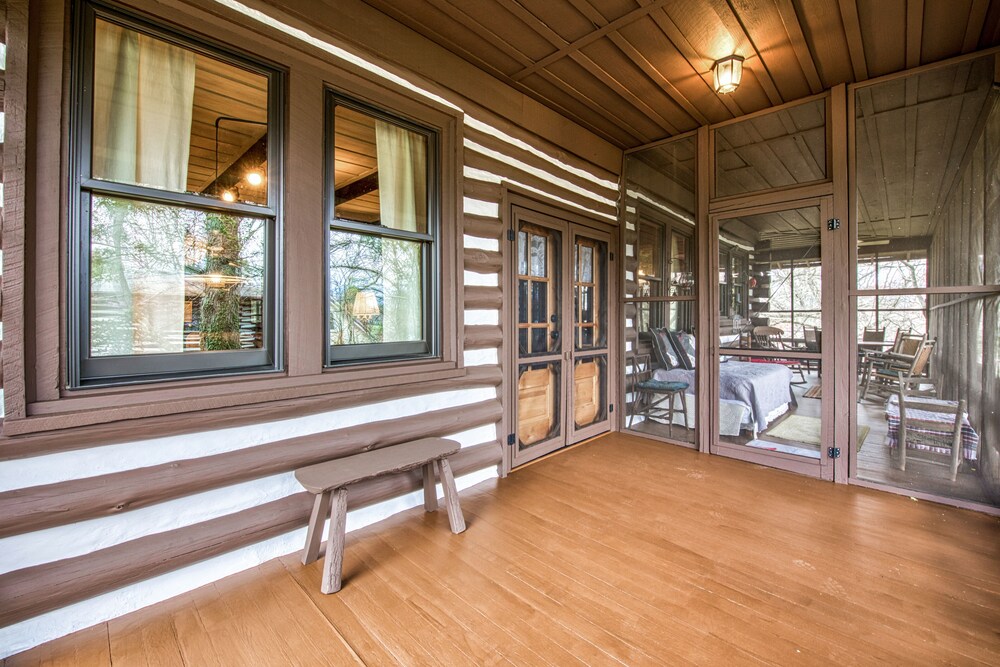 Snowbirdfriendly house near golf with pool, mountain view, gas grill