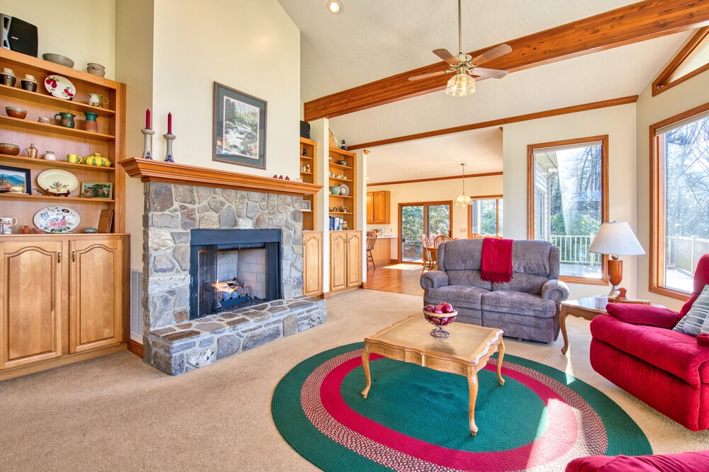 Spacious retreat with golf course views, WiFi, lake access nearby