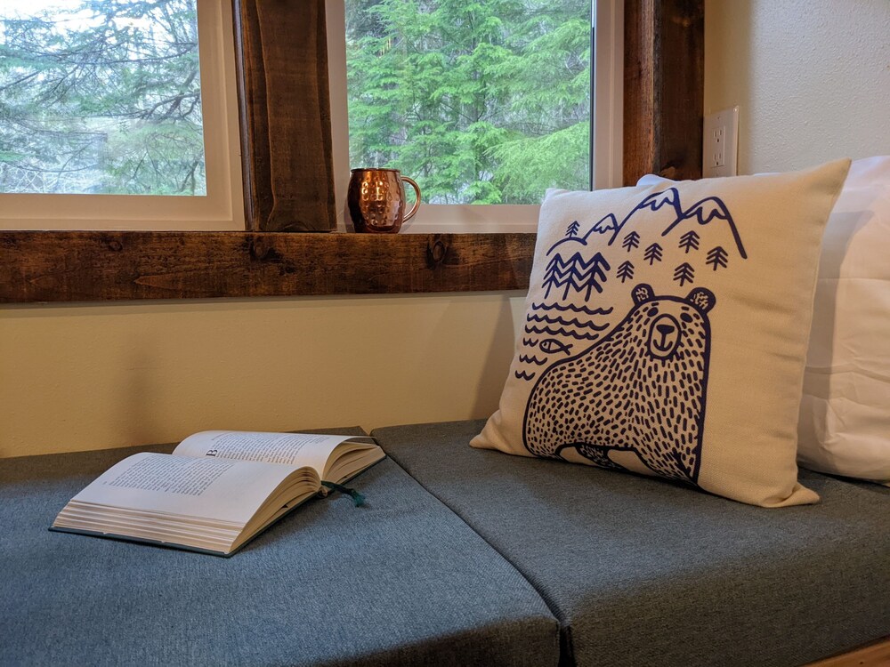 Creekside "Summer Camp" Cabin only 8 miles to Mt Rainier Natl Park