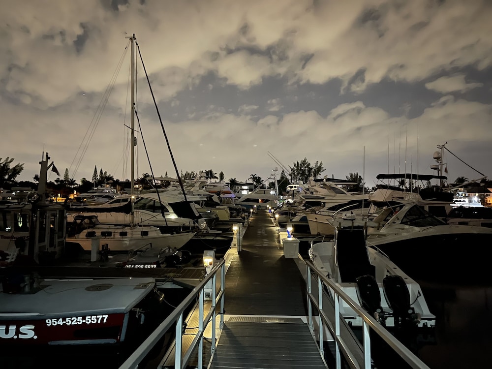 Pleasurable 1/1 Cozy Home W/ Pool/Movie/Boat/Beach