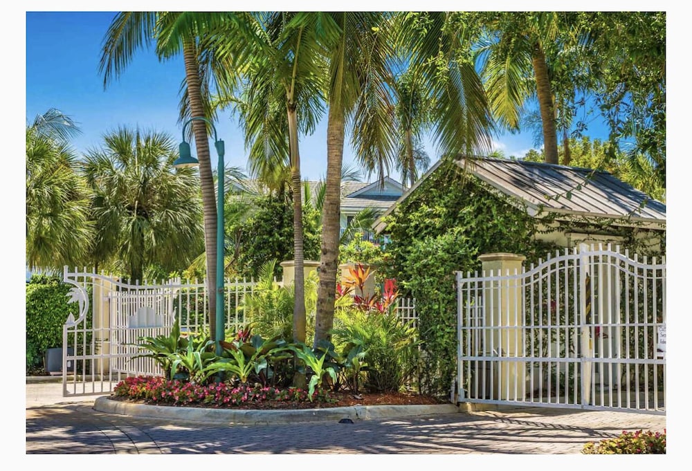 Pleasurable 1/1 Cozy Home W/ Pool/Movie/Boat/Beach