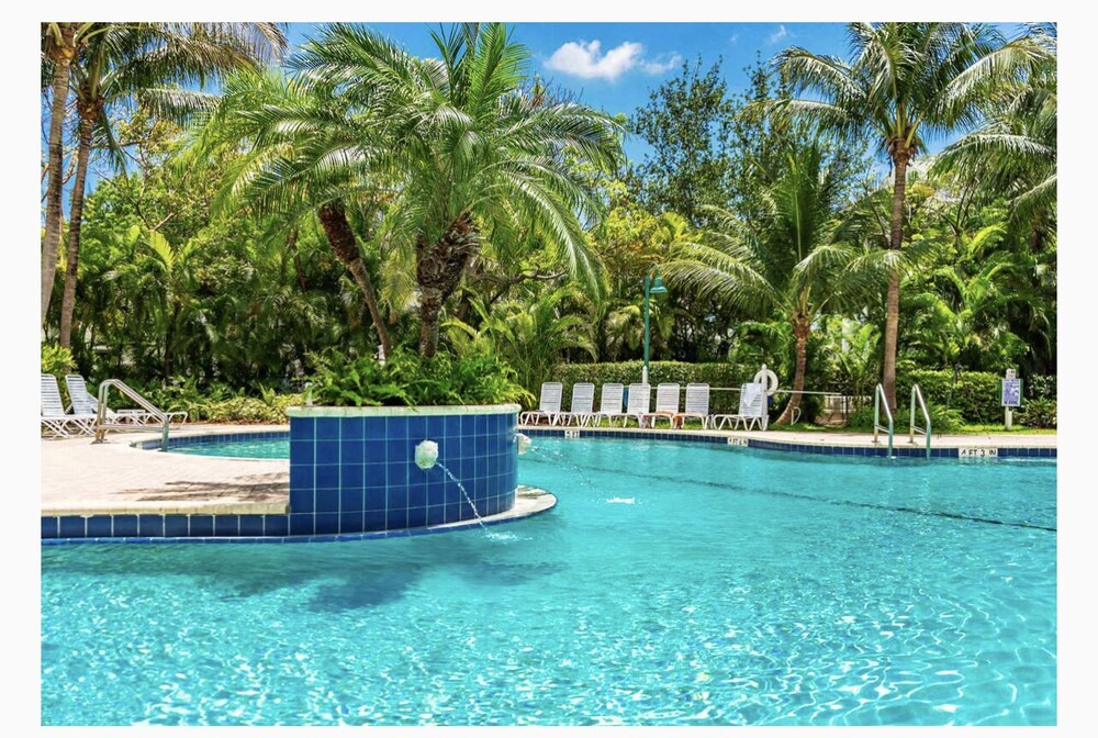 Pleasurable 1/1 Cozy Home W/ Pool/Movie/Boat/Beach