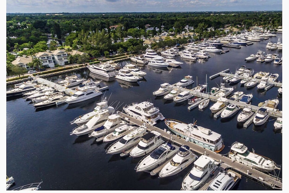 Pleasurable 1/1 Cozy Home W/ Pool/Movie/Boat/Beach