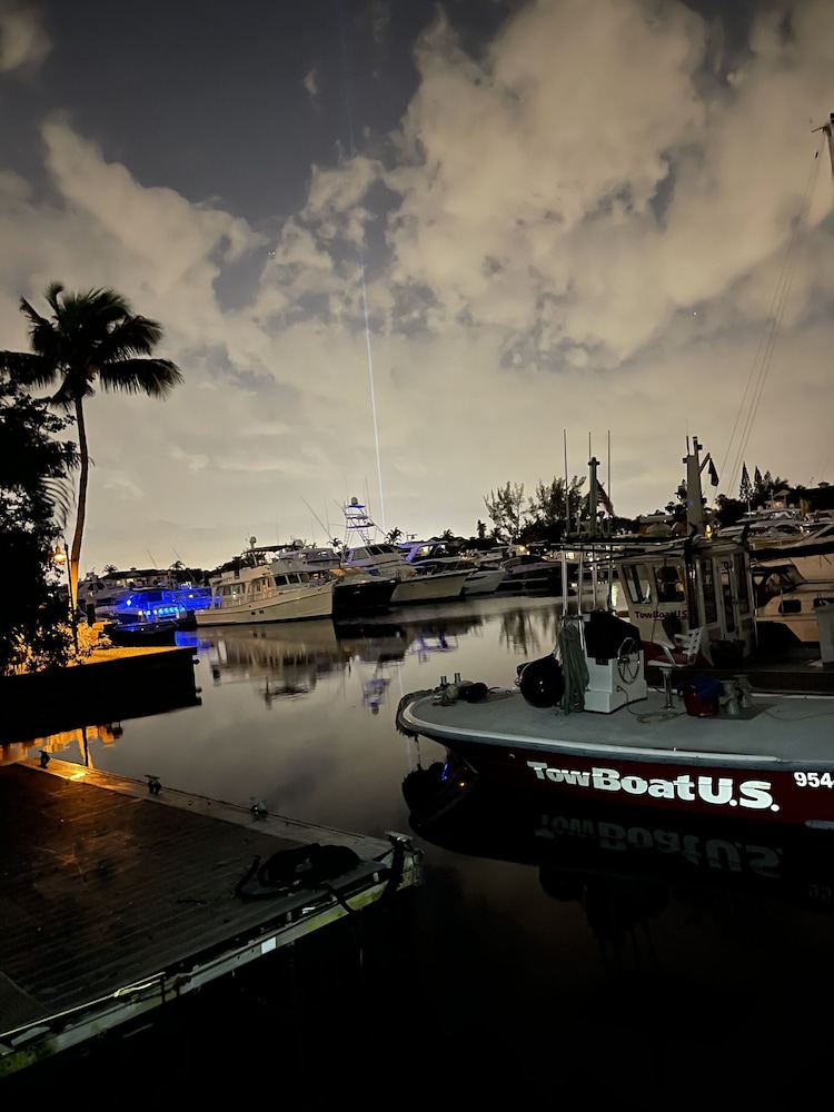 Pleasurable 1/1 Cozy Home W/ Pool/Movie/Boat/Beach