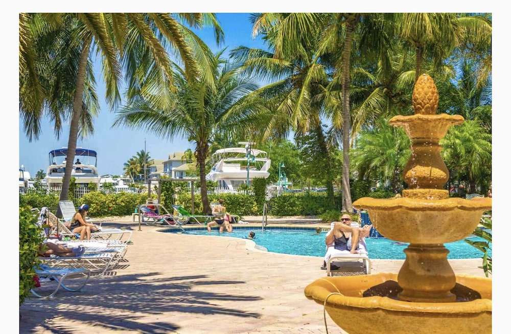 Pleasurable 1/1 Cozy Home W/ Pool/Movie/Boat/Beach