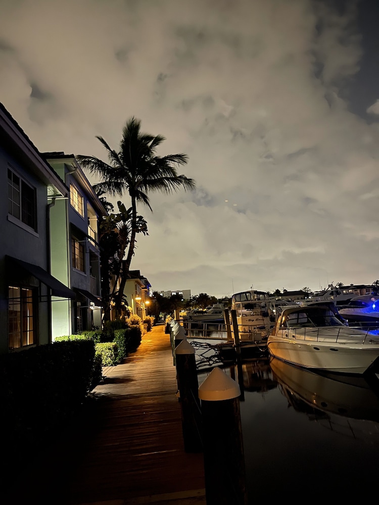 Pleasurable 1/1 Cozy Home W/ Pool/Movie/Boat/Beach