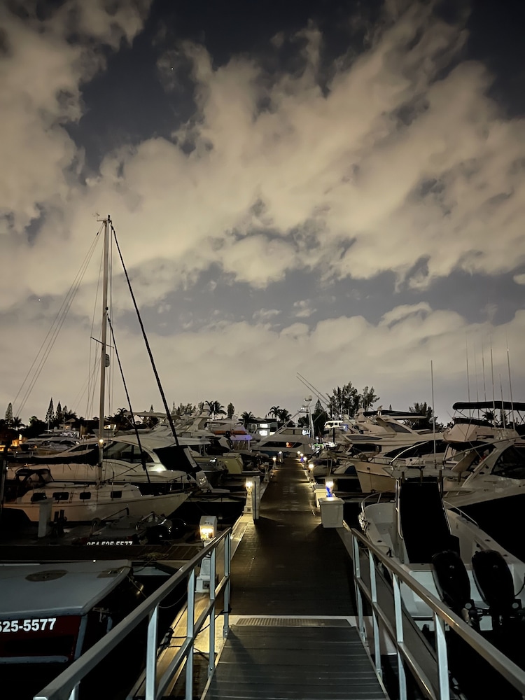 Pleasurable 1/1 Cozy Home W/ Pool/Movie/Boat/Beach