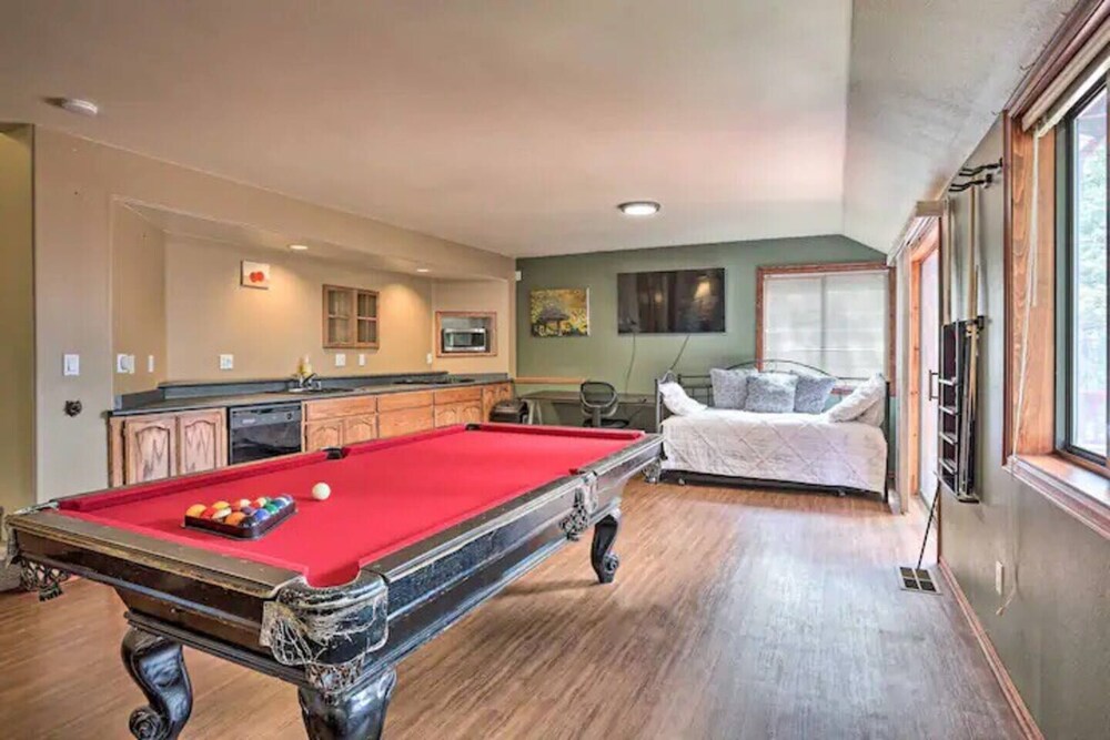 Spacious+Amazing view+Game room+Dog friendly, 5min to Lake Crestline