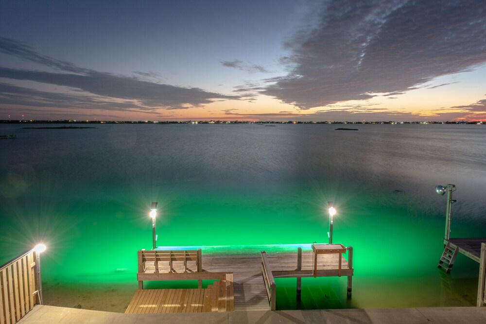 Blue Haven Waterfront Home Heated Pool & Private Fishing Pier