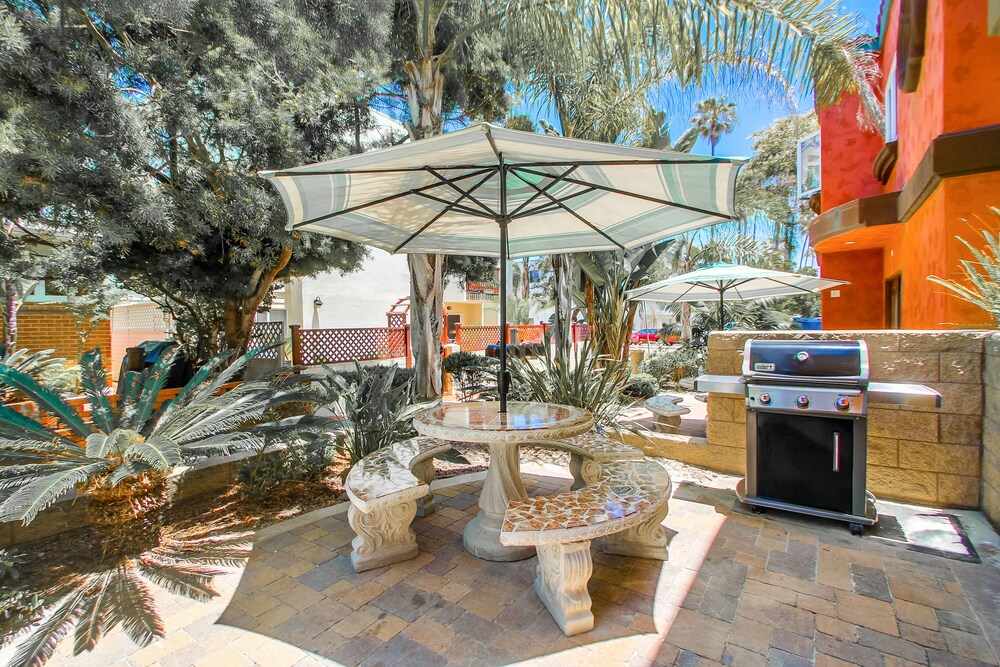 Dog-friendly duplex home close to the beach with patio, AC, WiFi & laundry