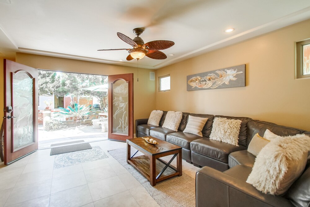 Dog-friendly duplex home close to the beach with patio, AC, WiFi & laundry