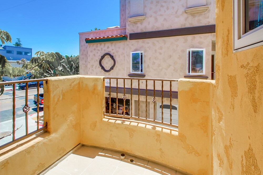 Dog-friendly duplex home close to the beach with patio, AC, WiFi & laundry