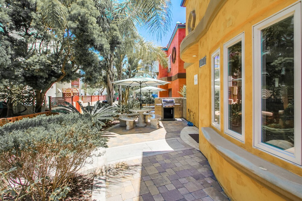 Dog-friendly duplex home close to the beach with patio, AC, WiFi & laundry