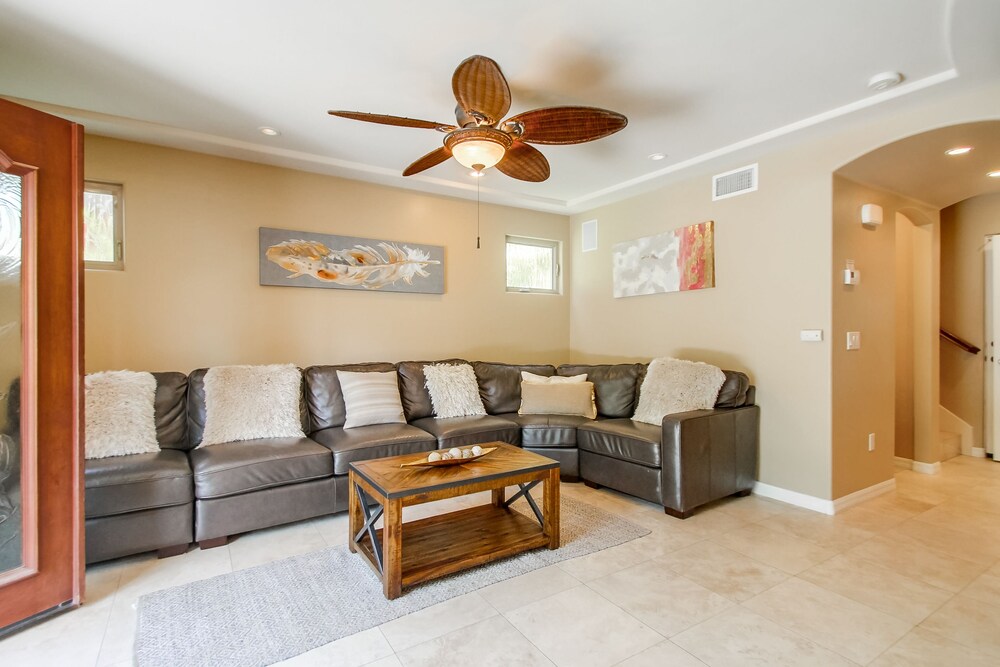 Dog-friendly duplex home close to the beach with patio, AC, WiFi & laundry